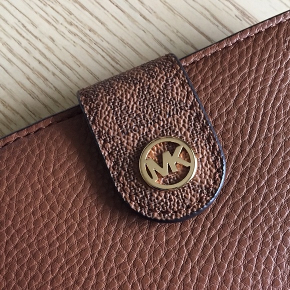 Michael Kors Jet Set Luggage Bifold Wallet - Picture 4 of 8